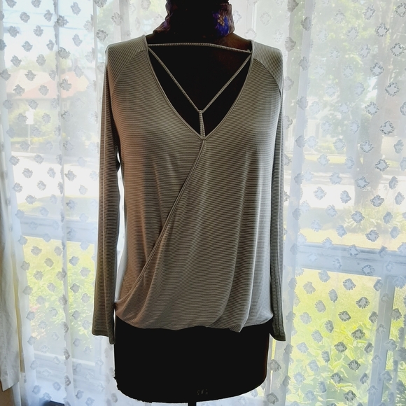 Long sleeved V-neck top - Picture 1 of 5